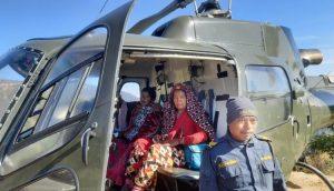 डोटीमा हेलिकप्टरबाट एक सुत्केरी महिलाको उद्धार