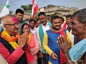 पर्सा ४ मा रमेश रिजाललाई मतदाताले टिका लगाउदै दिए जितको यसरी आशीर्वाद