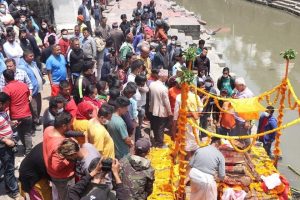 रवि लामिछानेका डाईभर शम्भु थापाको पशुपति अन्त्येष्टि गरिँदै 