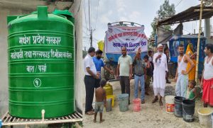 पानीको हाहाकारमा वीरगञ्जवासीलाई मा.मन्त्री कलवारद्वारा ट्याङ्करबाट टोल-टोलमा पानी वितरण